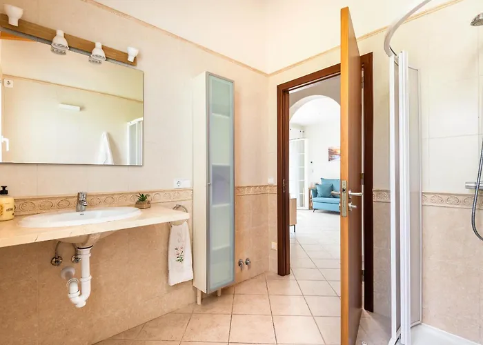 Sara By Escape אלאיור